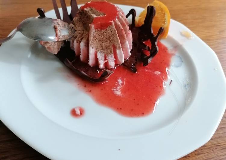 Recetta di Fatto in casa Doppia mousse su vassoio di cioccolato