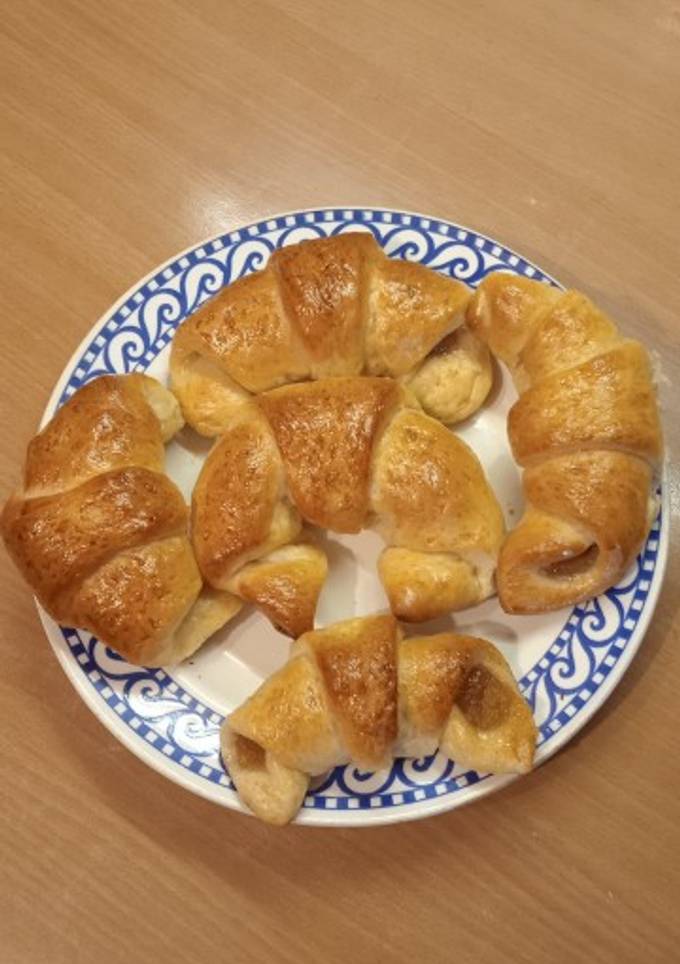 Рогалики (ріжки) зі здобного тіста з яблучним повидлом