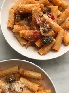 Una foto de Tortiglioni, con pisto, receta de aprovechamiento