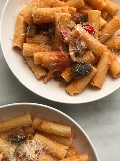 Una foto de Tortiglioni, con pisto, receta de aprovechamiento