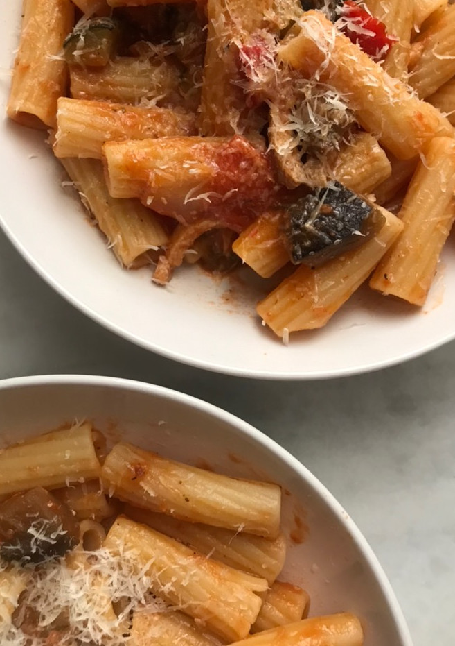 Una foto de Tortiglioni, con pisto, receta de aprovechamiento
