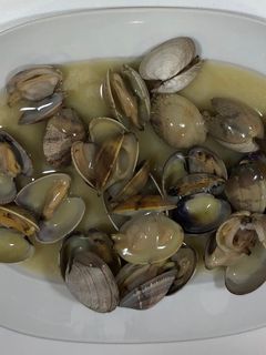 Una foto de Almejas marinera a mi estilo