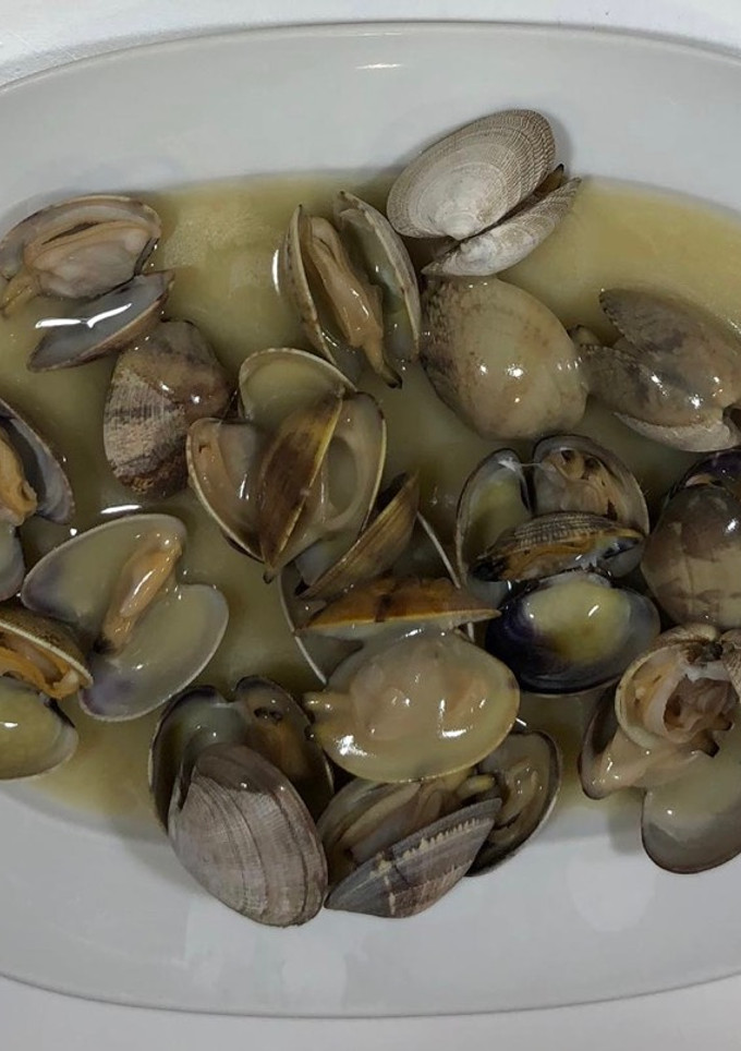 Una foto de Almejas marinera a mi estilo