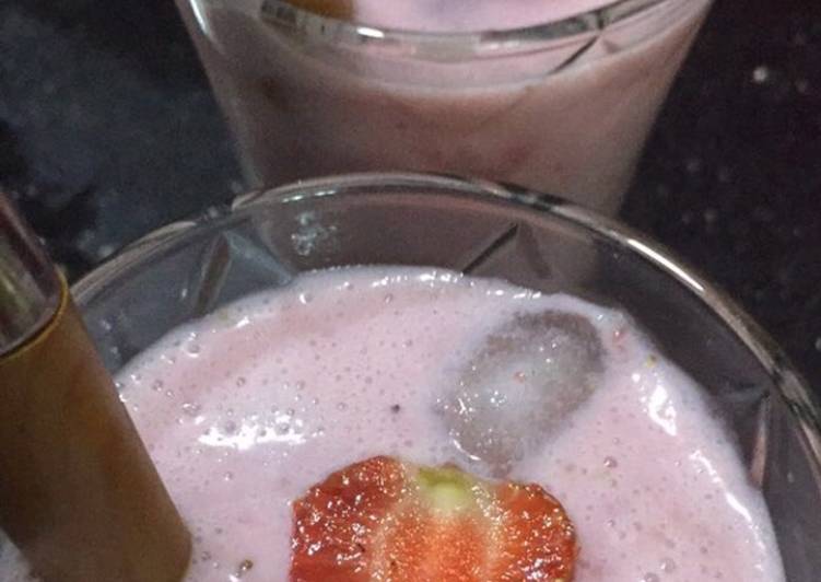 Steps to Prepare Perfect Strawberry🍓Milkshake