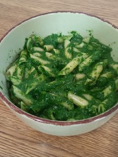 Una foto de Pasta con salsa de espinacas