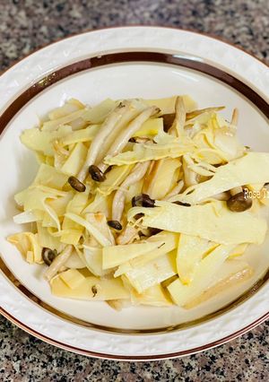 Hình của món Măng Xào Thịt Heo Nấm Linh Chi Nâu.