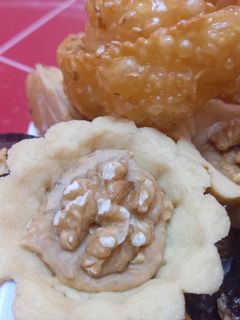 صورة لوصفة حلوى بسيطة محشية توفيا كراميل ومكسرات