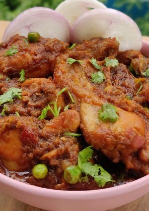 A picture of Chicken kasa (chicken in thick gravy).