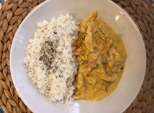 Una foto de Pollo al curry con arroz basmati 🍛