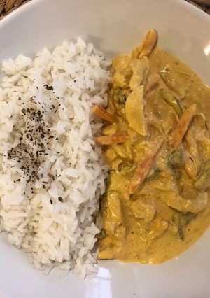 Una foto de Pollo al curry con arroz basmati 🍛