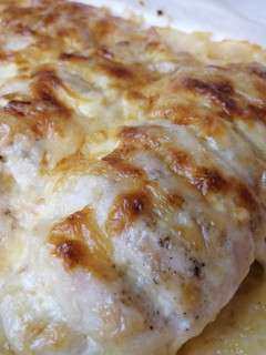 Mascarpone-mozzarella- trappista sajtos csirkemell bacon ágyon recept fotója