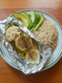 Una foto de Salmón al vapor con pimienta y limón