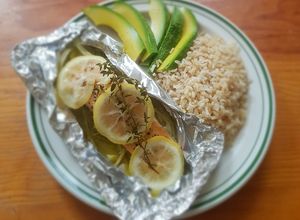 Una foto de Salmón al vapor con pimienta y limón