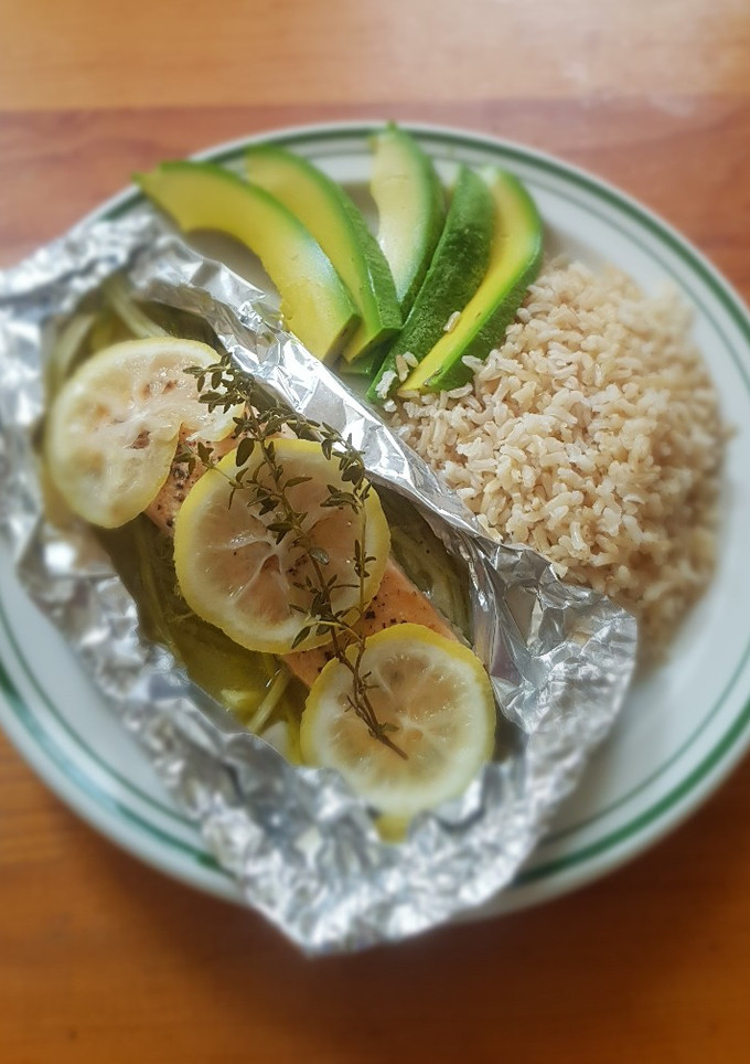 Una foto de Salmón al vapor con pimienta y limón