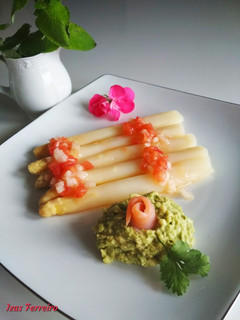 Una foto de Espárragos con vinagreta de tomate y guacamole de salmón (recetas saludables para diabetes)