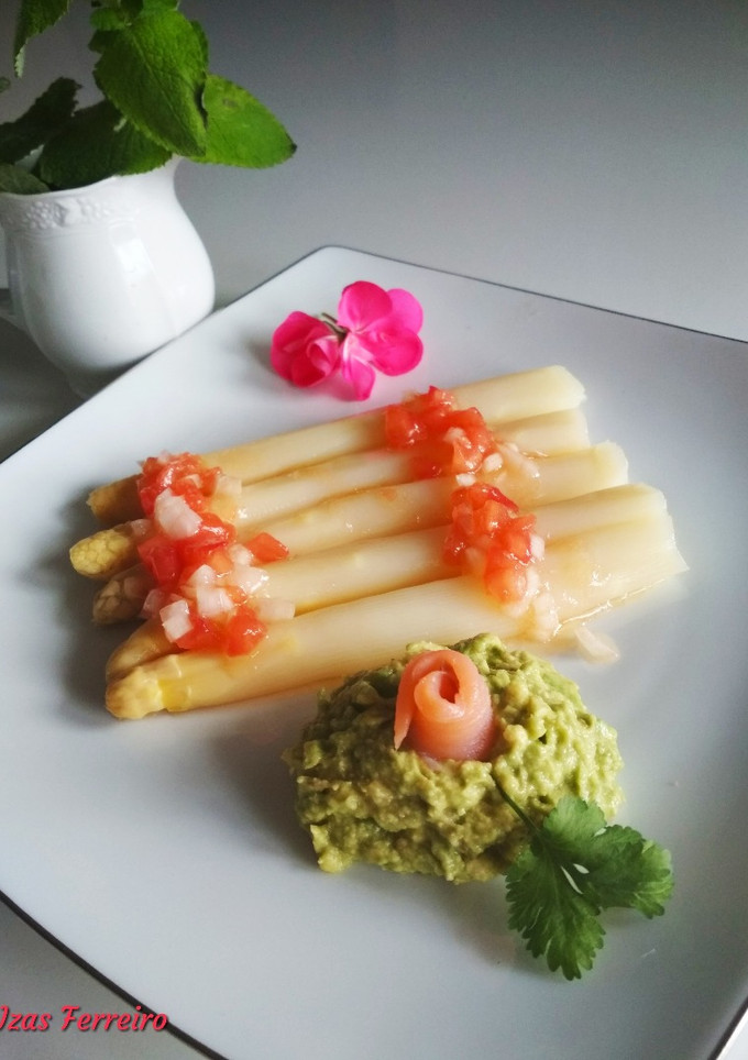 Una foto de Espárragos con vinagreta de tomate y guacamole de salmón (recetas saludables para diabetes)