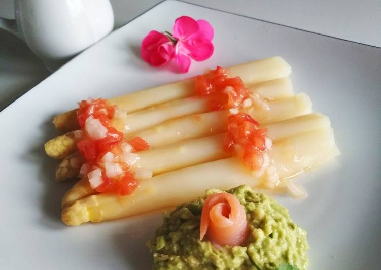 Espárragos con vinagreta de tomate y guacamole de salmón (recetas saludables para diabetes)