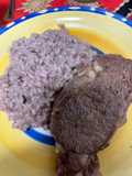 Risotto al vino tinto con champiñones