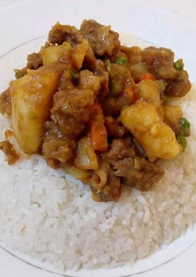 A picture of Rice with Beef stew mixed with Matoke.