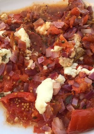 Une photo de Tomates à l'oignon rouge, basilic et mozzarella