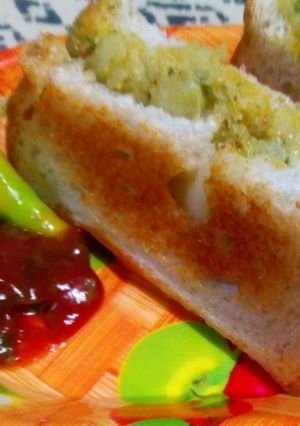 #ચિલી મિલી તવા ટોસ્ટ સેન્ડવીચ(chilli milli tava toast sandwich) રેસીપી મુખ્ય ફોટો