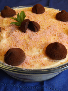 Una foto de Postre rosado con mascarpone y trufas