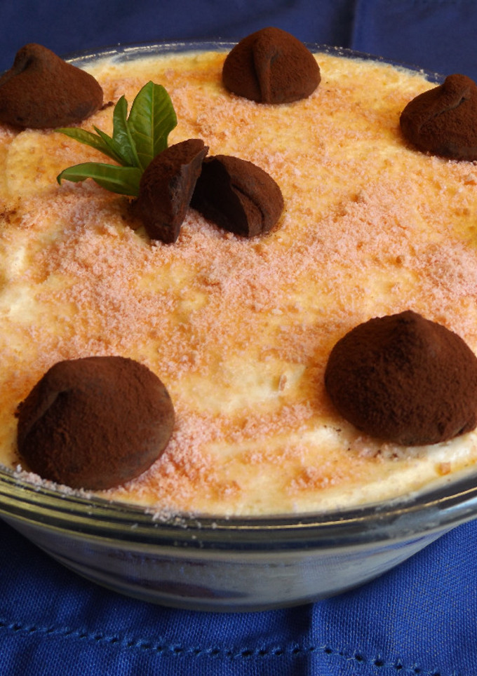 Una foto de Postre rosado con mascarpone y trufas