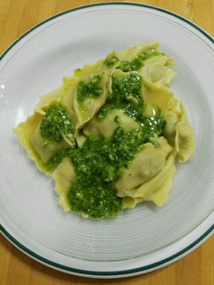 Una foto de Raviolis de ricota y espinacas con pesto de espinacas