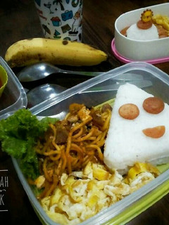 Foto resep Bekal Sekolah: onigiri abon, mie goreng, telor dadar, jelly