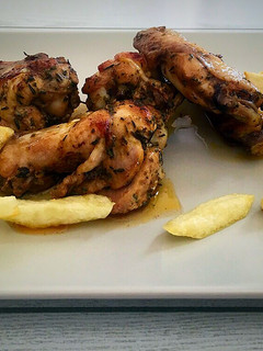 Una foto de Alitas de pollo especiadas y en salsa