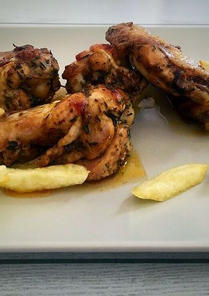 Una foto de Alitas de pollo especiadas y en salsa