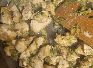 Foto di Bocconcini di pollo al sesamo con zucchine