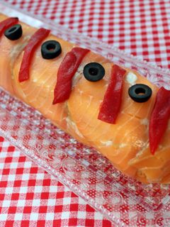 Una foto de Brazo de gitano salado de salmón y alcaparras