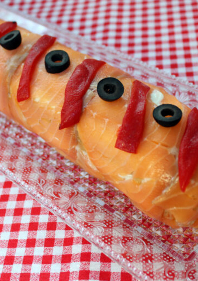 Una foto de Brazo de gitano salado de salmón y alcaparras