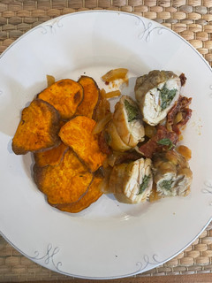Una foto de Rollitos de pollo rellenos de espinacas y camotes todo en freidora de aire 🙌🏻