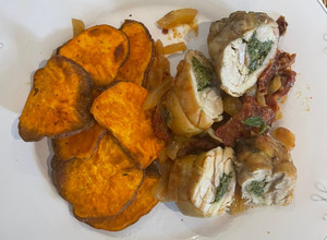 Una foto de Rollitos de pollo rellenos de espinacas y camotes todo en freidora de aire 🙌🏻