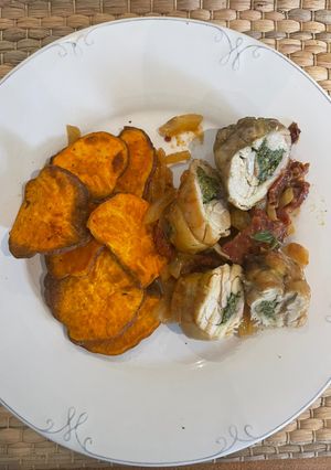Una foto de Rollitos de pollo rellenos de espinacas y camotes todo en freidora de aire 🙌🏻