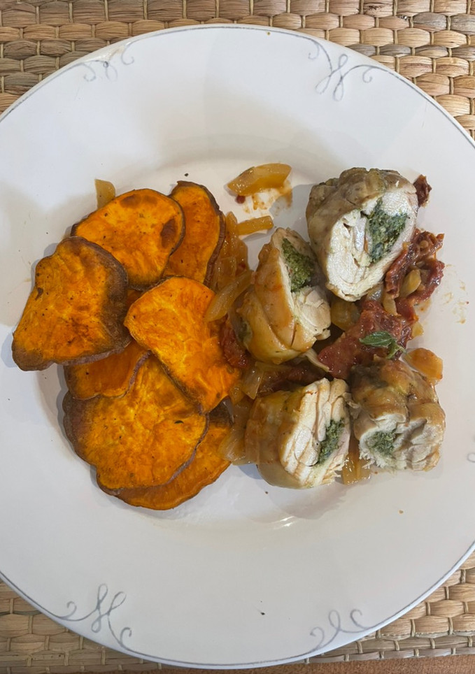 Una foto de Rollitos de pollo rellenos de espinacas y camotes todo en freidora de aire 🙌🏻