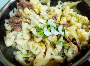 Hình của món Súp lơ xào thịt bò.