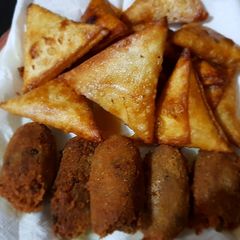 A picture of Cheesy samosey.