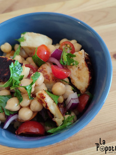 Une photo de Salade de pois chiches au halloumi