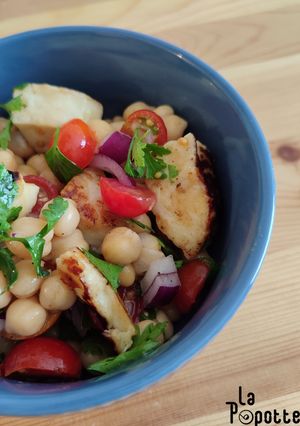 Une photo de Salade de pois chiches au halloumi