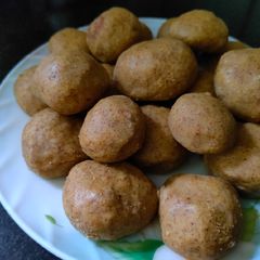 A picture of Besan and ragi balls.
