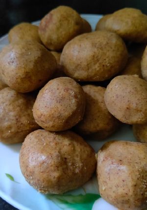 A picture of Besan and ragi balls.