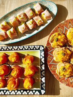 Una foto de Canapés variados con huevo hilado casero