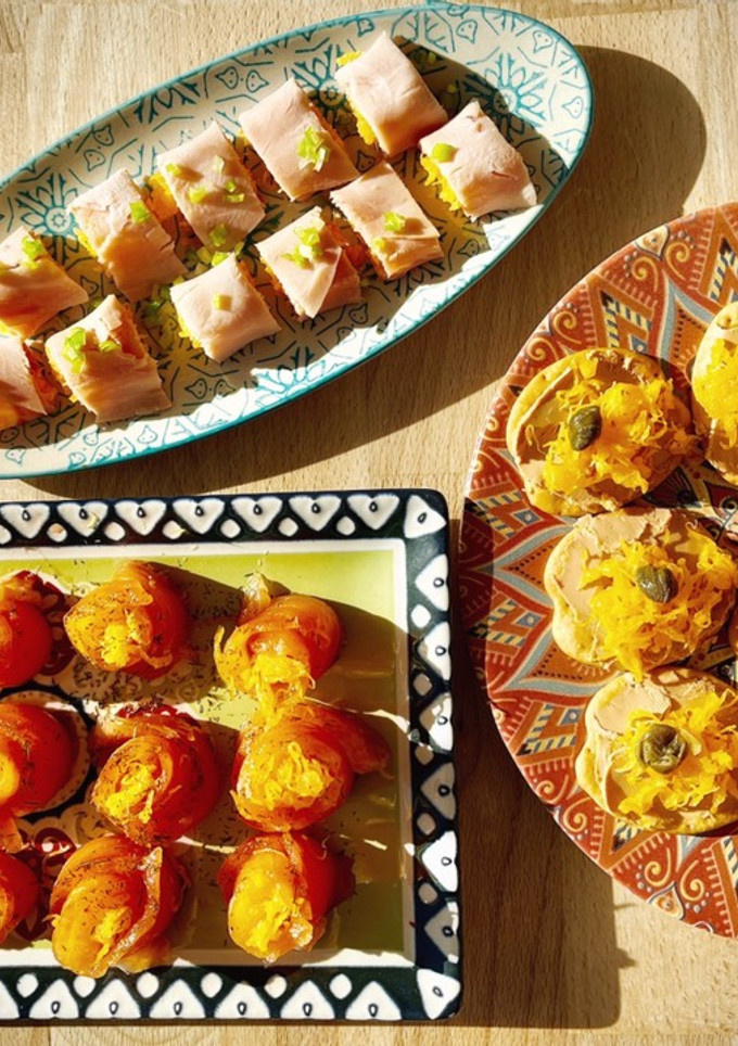 Una foto de Canapés variados con huevo hilado casero