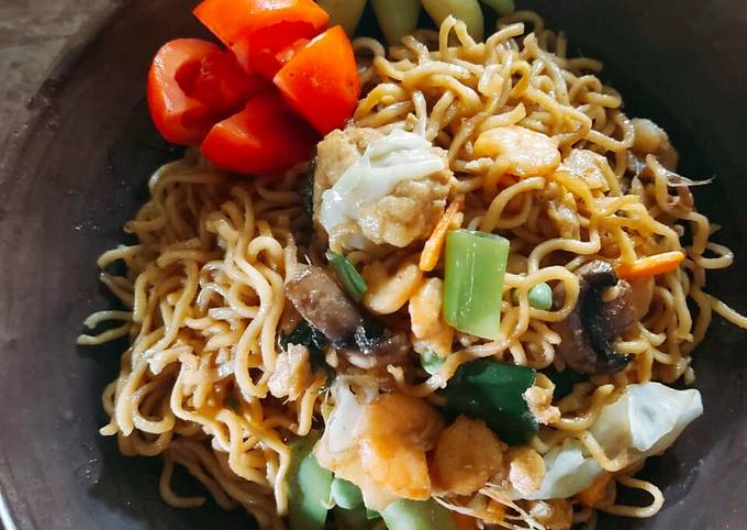 Cara Gampang Menyajikan Mie goreng ndeso yang Enak