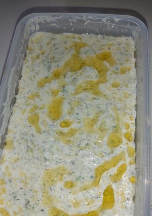 A picture of Tzaziki - yogurt cucumber cream.