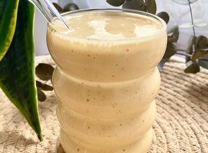 Una foto de Smoothie de nectarina, plátano, yogur y canela