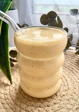 Una foto de Smoothie de nectarina, plátano, yogur y canela
